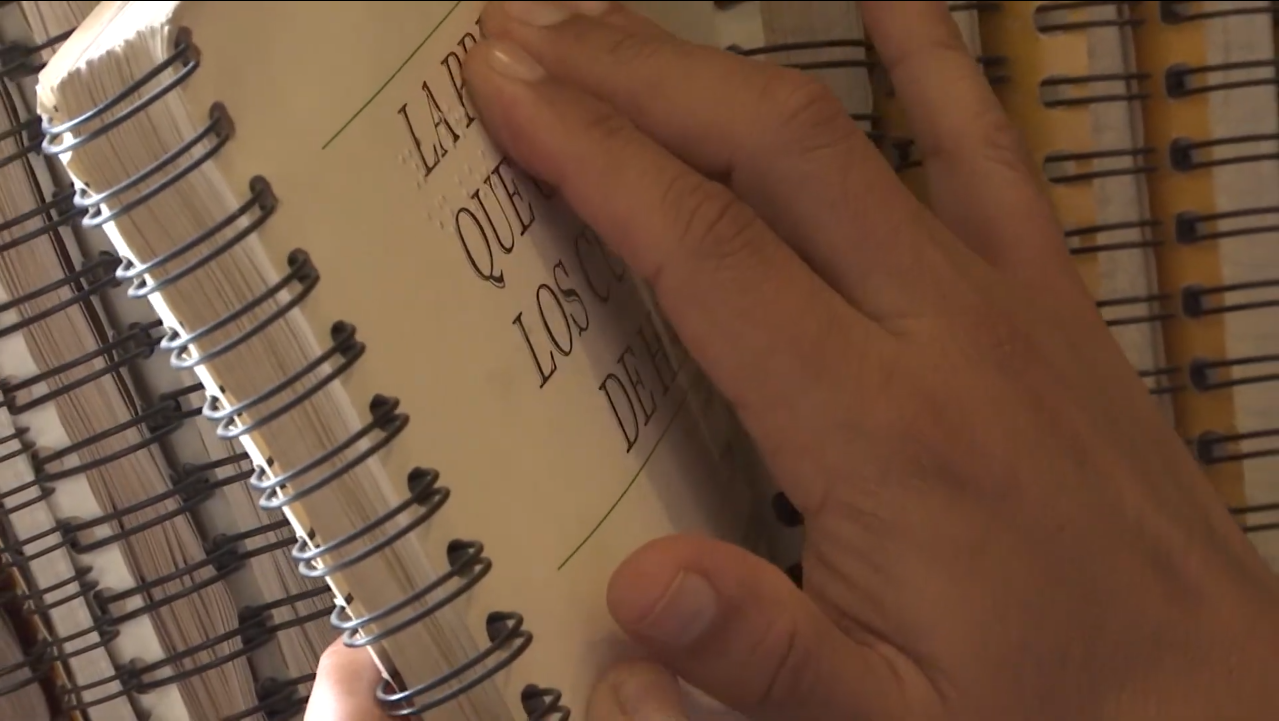 PERSONAS CON DEBILIDAD VISUAL TAMBIEN PUEDEN DISFRUTAR DE UN BUEN LIBRO.