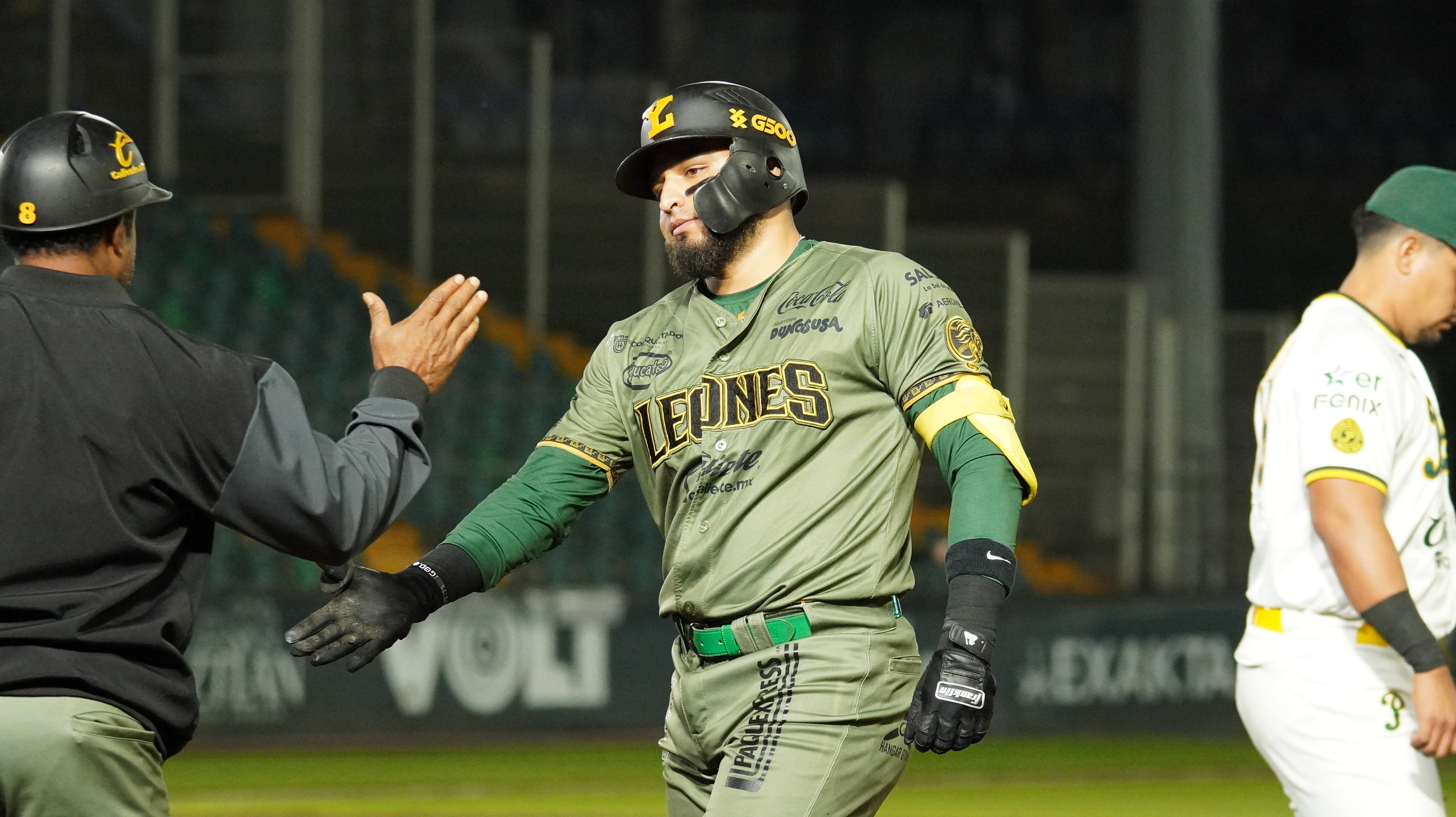LEONES Y PERICOS DIVIDEN  EN DOBLE CARTELERA