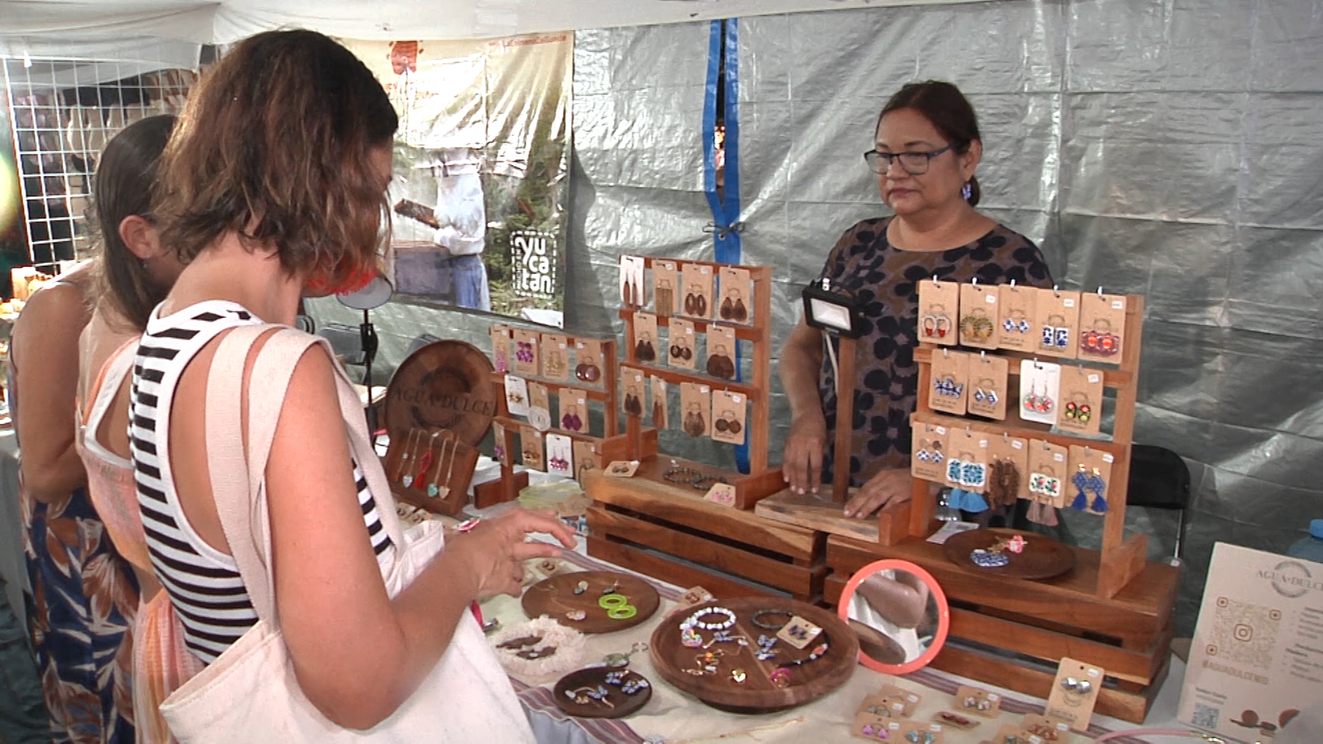 ARTESANOS EXPONEN SUS PRODUCTOS EN EL PARQUE DE SANTA ANA