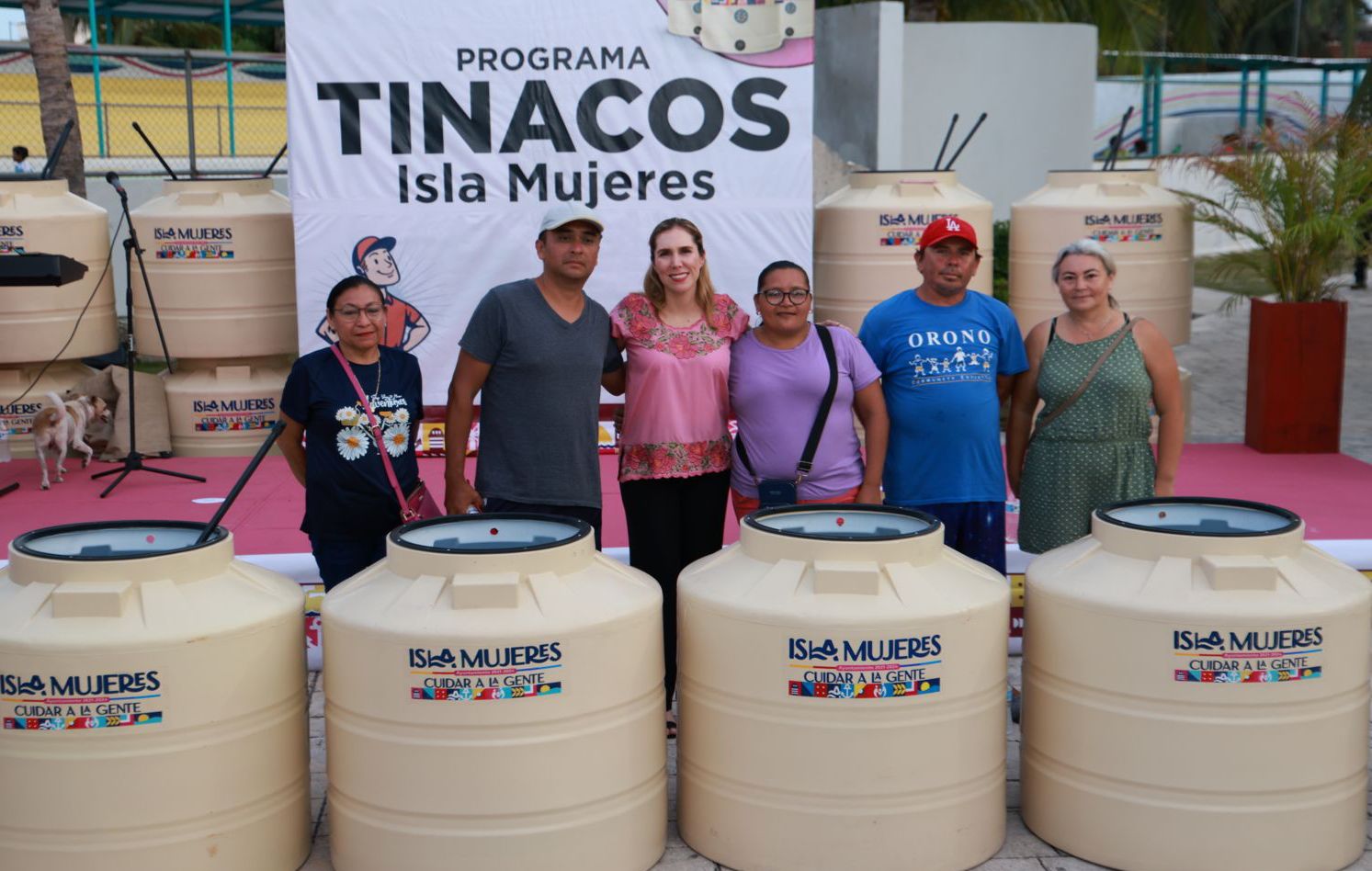 CONTINÚA ENTREGA DE TINACOS EN ISLA MUJERES