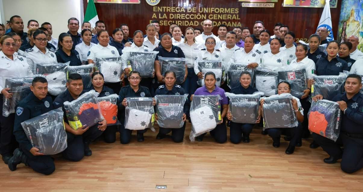 ENTREGAN UNIFORMES A POLICÍA DE ISLA MUJERES