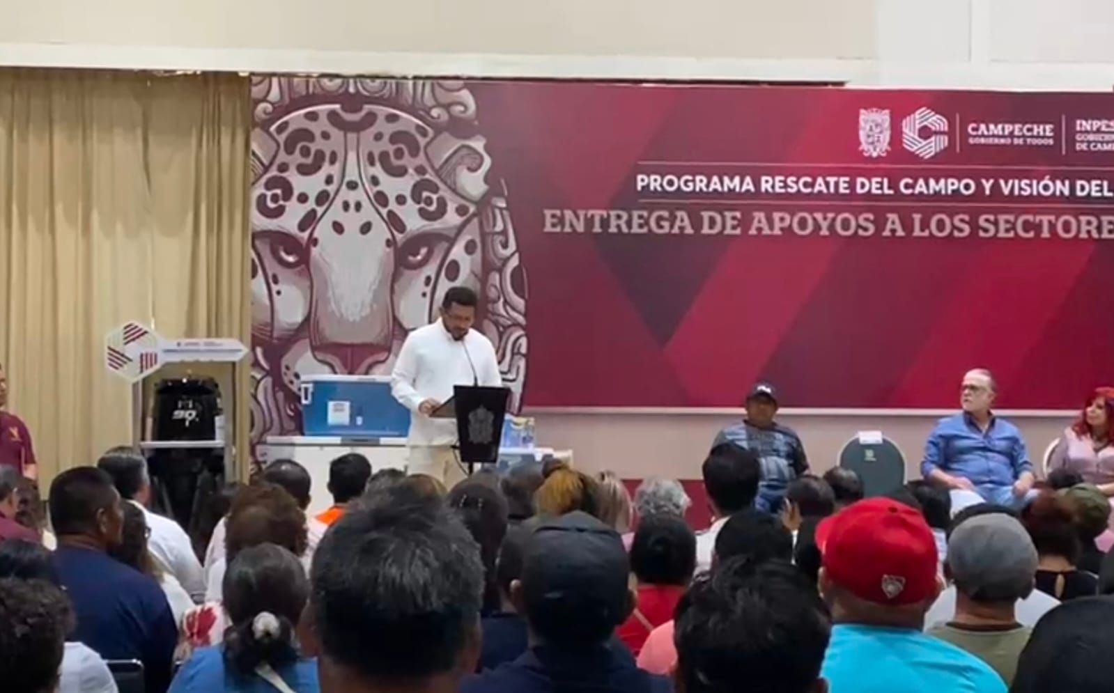 La gobernadora del estado, Layda Sansores San Román realizó la entrega de apoyos a los sectores ribereño y acuícola.