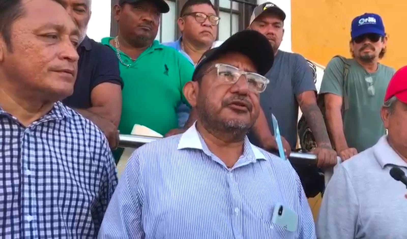 TRABAJADORES DESPEDIDOS DEL AYUNTAMIENTO INSISTEN EN PRESIONAR A LA COMUNA CAMPECHANA
