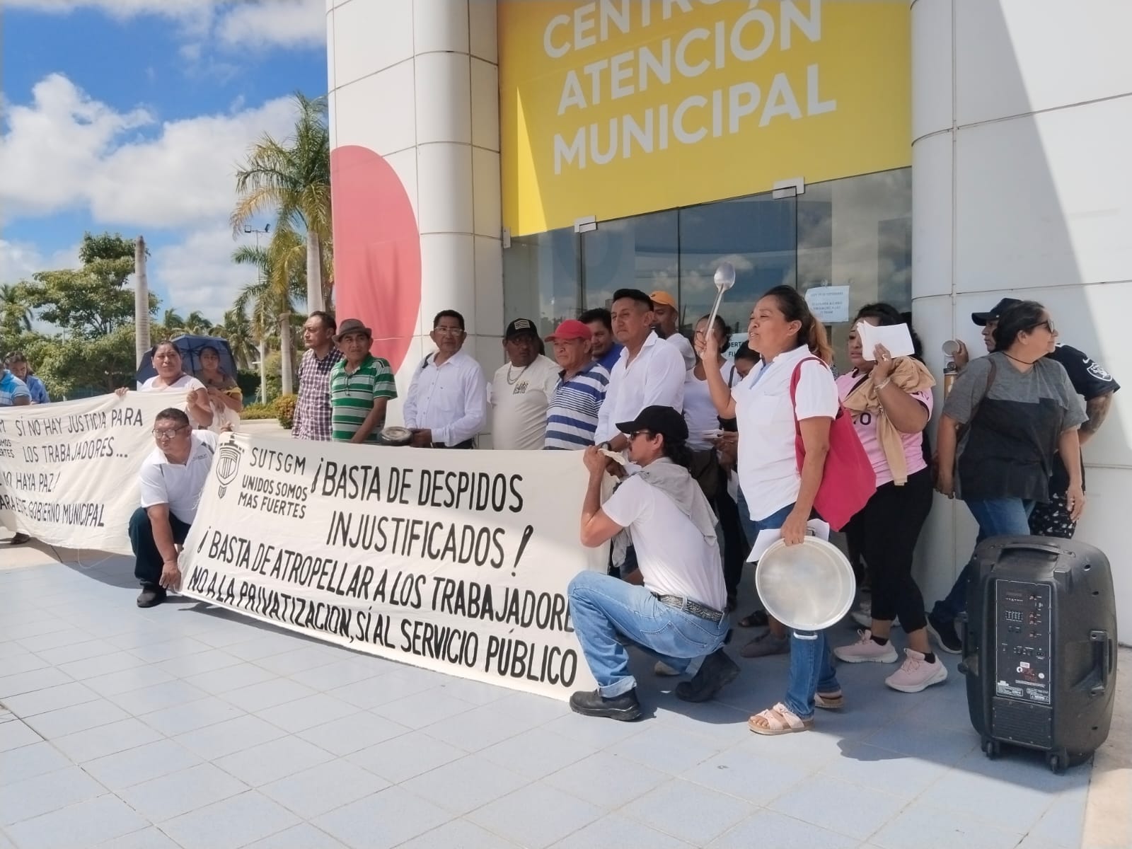 Trabajadores del ayuntamiento se plantaron a las afueras del Centro de Atención Municipal