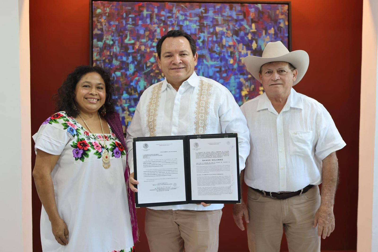 GOBERNADOR ELECTO DE YUCATÁN RECIBE BANDO SOLEMNE