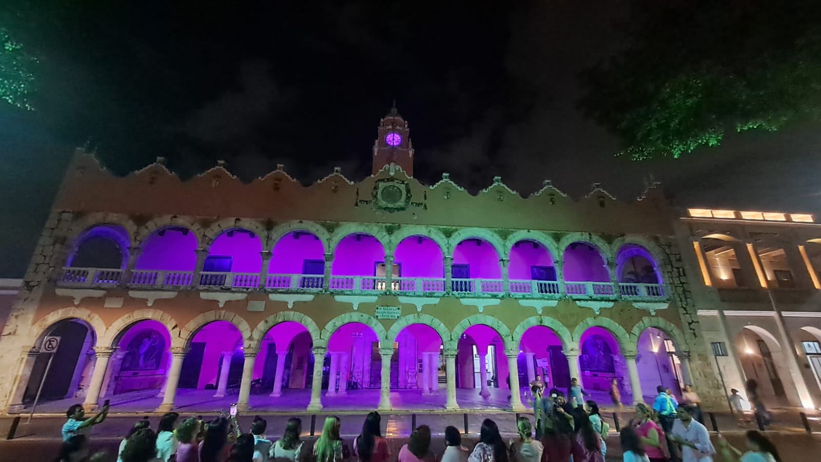 AYUNTAMIENTO DE MÉRIDA SE PINTA DE ROSA