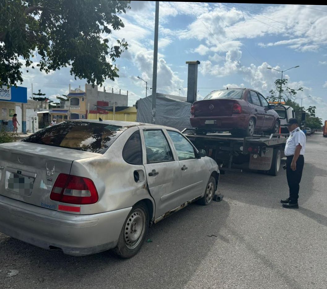 RETIRAN VEHÍCULOS ABANDONADOS EN CANCÚN