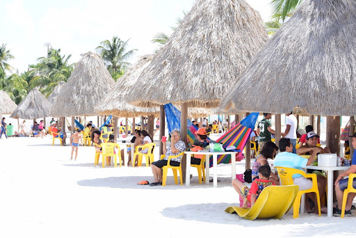 LLEGAN VACACIONISTAS A PLAYA BONITA