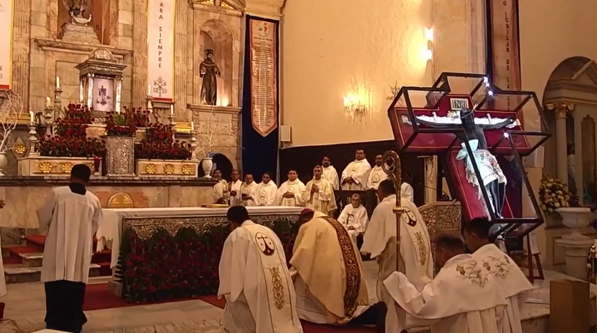 SACERDOTES RENUEVAN VOTOS EN MISA CRISMAL