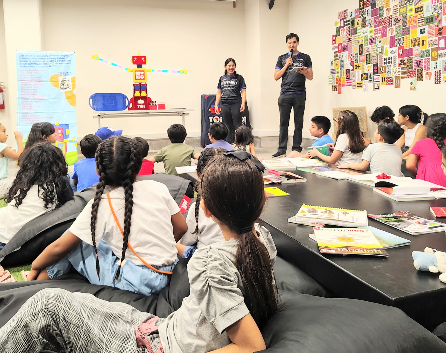 NIÑOS DESCUBREN EL MUNDO DE LA CIENCIA CON TOI ROBOT