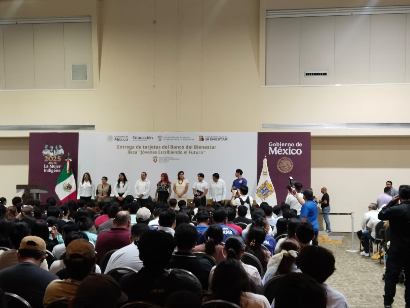 ENTREGAN BECAS A ESTUDIANTES DE CAMPECHE 