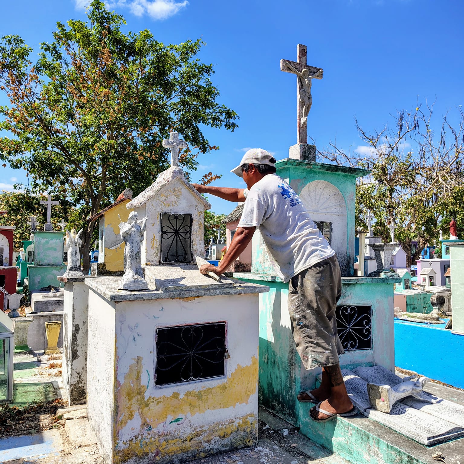 ALISTAN CEMENTERIOS MERIDANOS PARA EL 10 DE MAYO