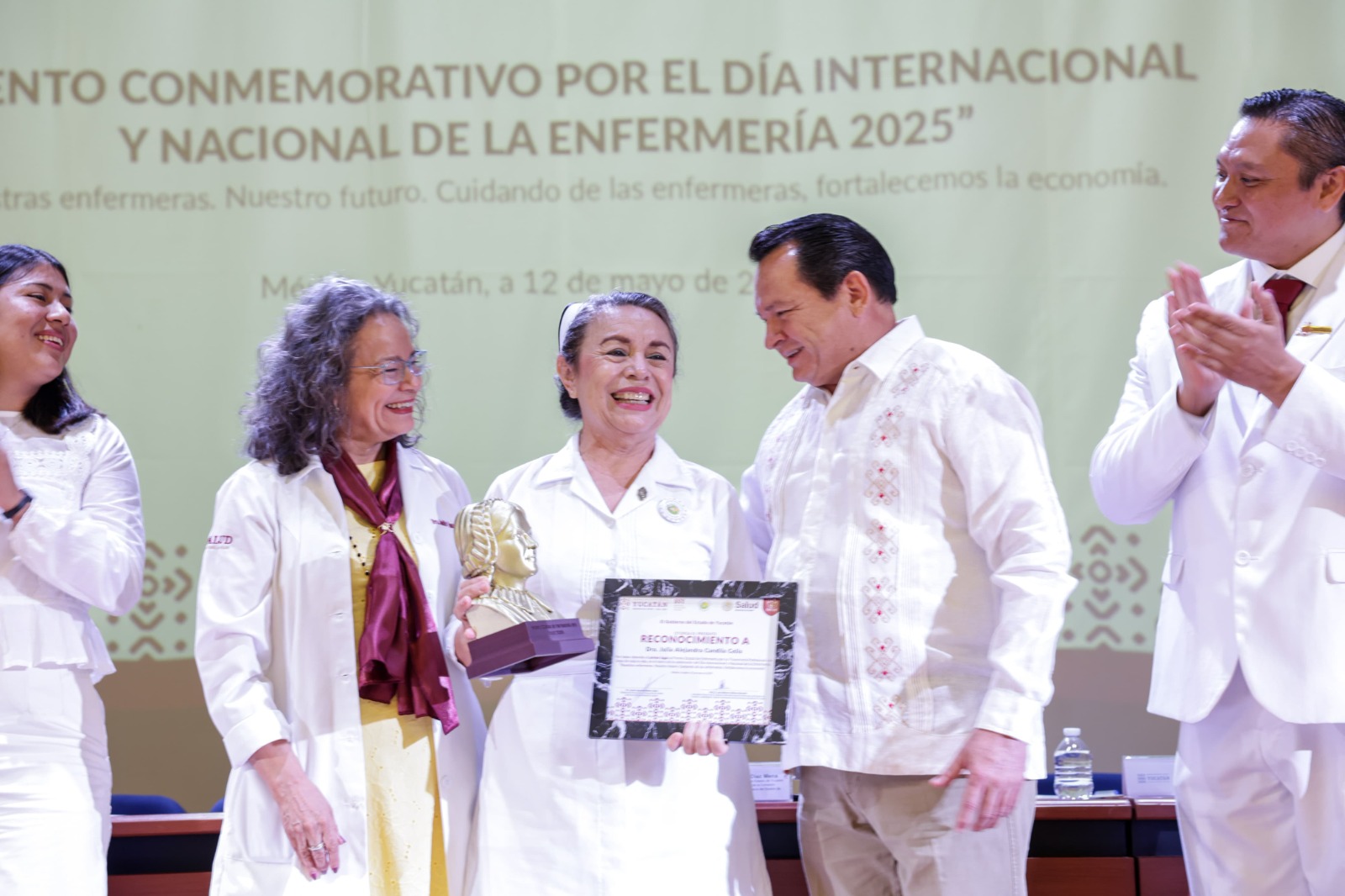 ENTREGAN RECONOCIMIENTOS A PROFESIONALES DE LA ENFERMERÍA EN SU DÍA