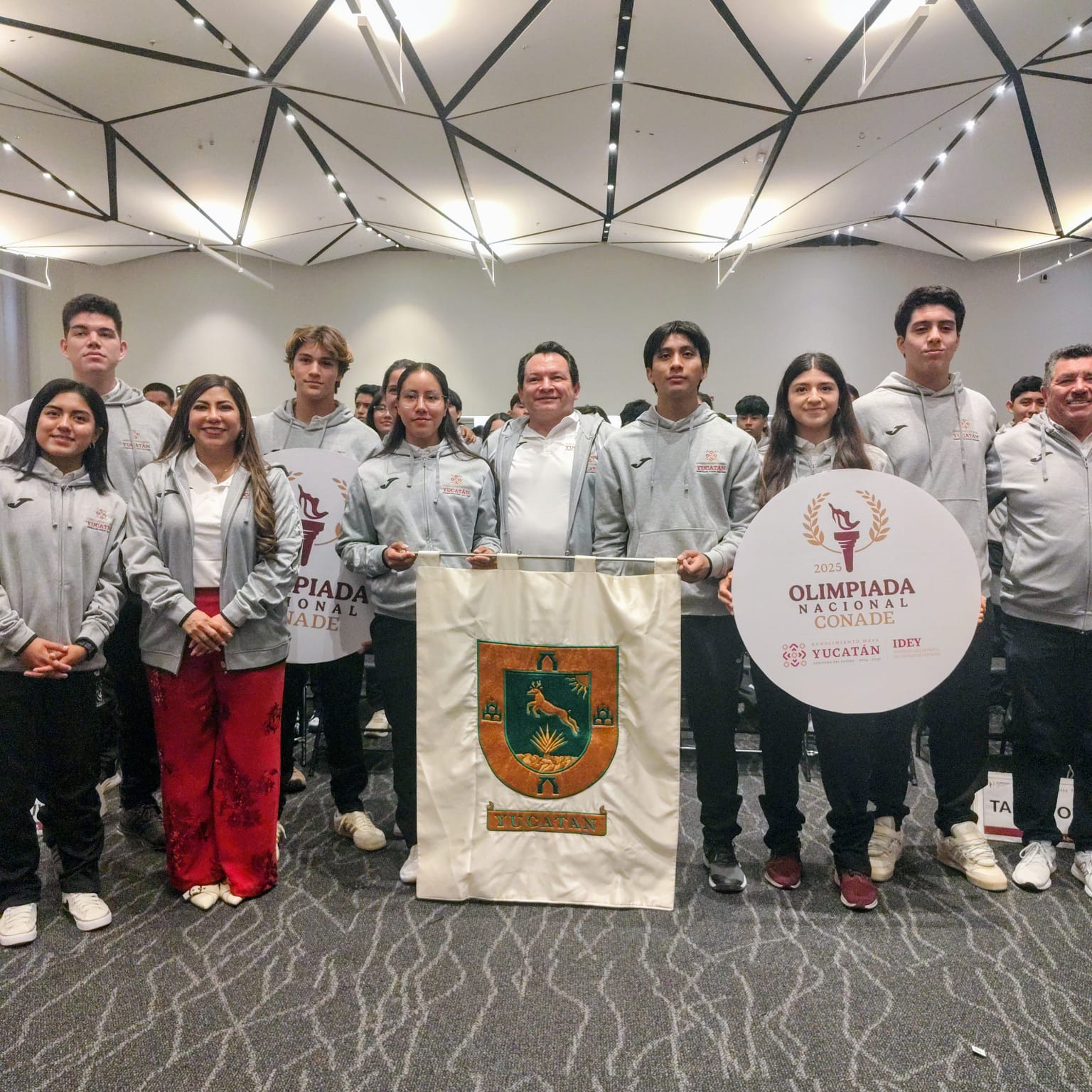 ABANDERAN DELEGACION YUCATECA DE OLIMPIADAS NACIONALES                   