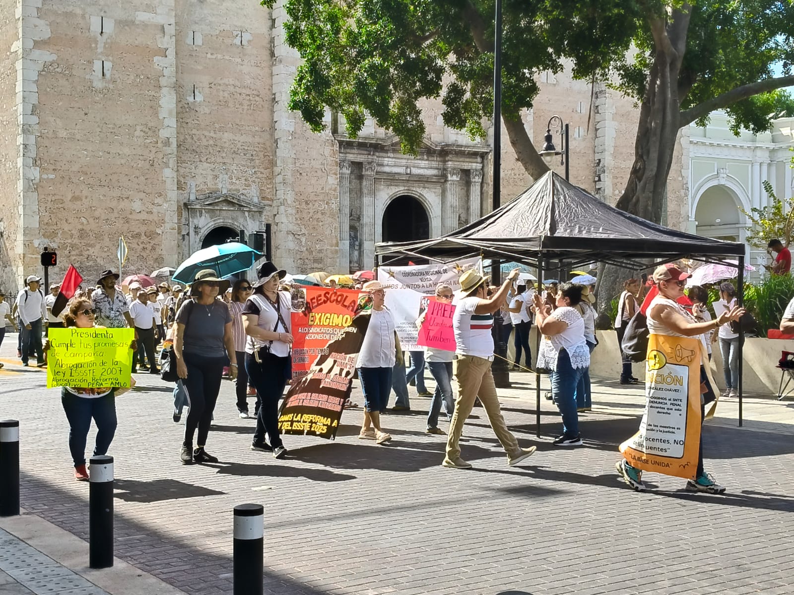 MAESTROS EXIGEN MEJORES CONDICIONES LABORALES