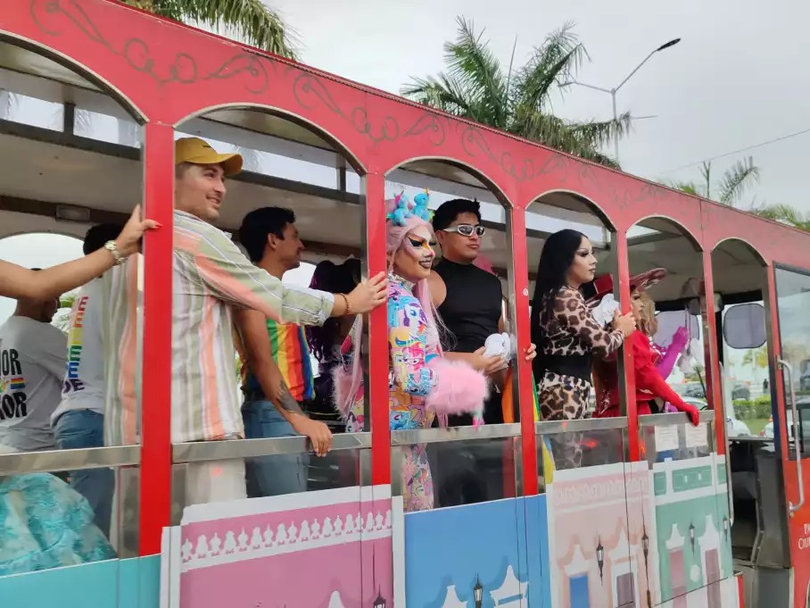 MARCHAN LGBTQ+ REÚNE A MAS DE 300 PERSONAS