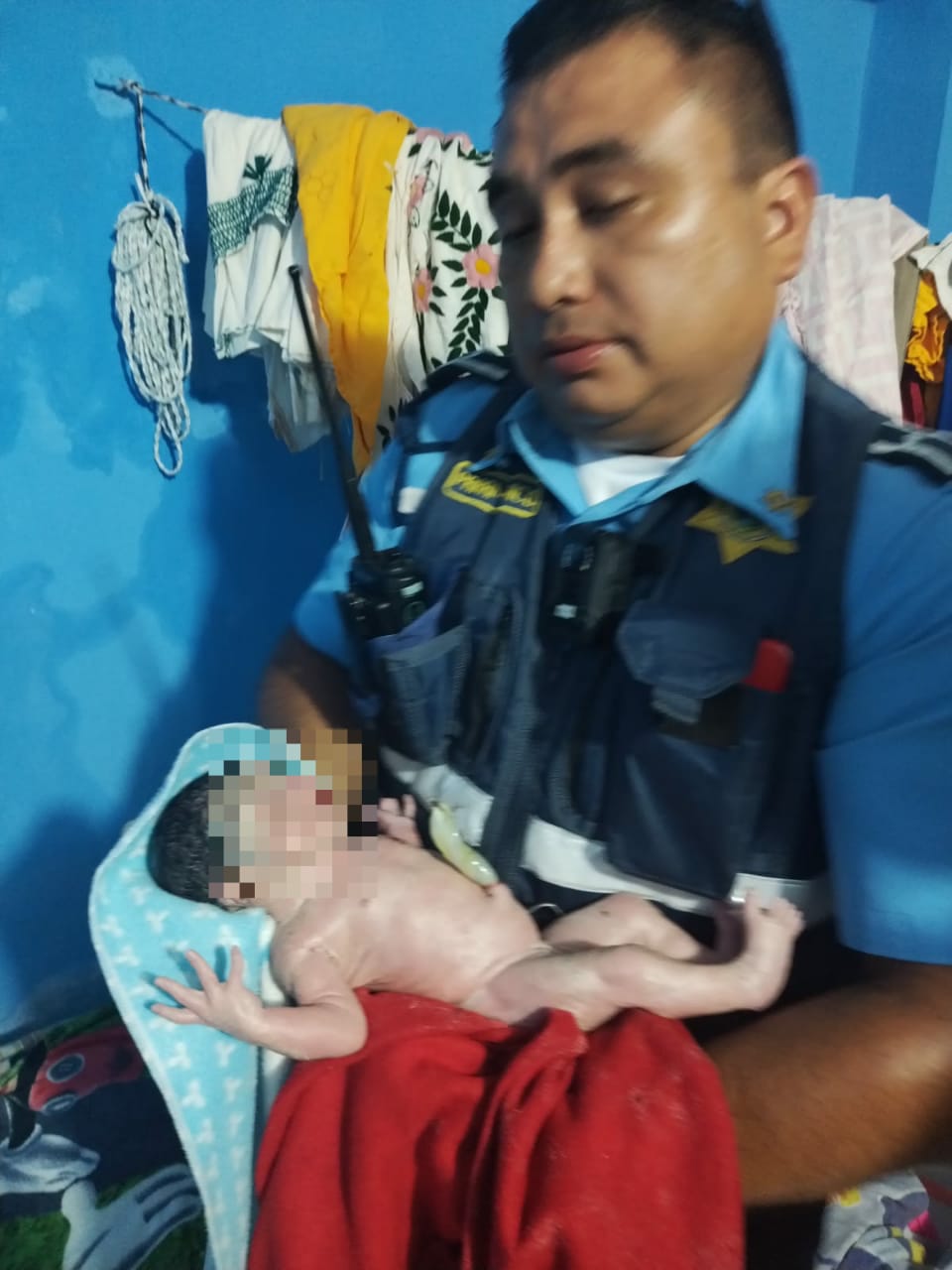 PARAMEDICO NARRA SU EXPERIENCIA AL RECIBIR POR TERCERA VEZ A UN RECIEN NACIDO