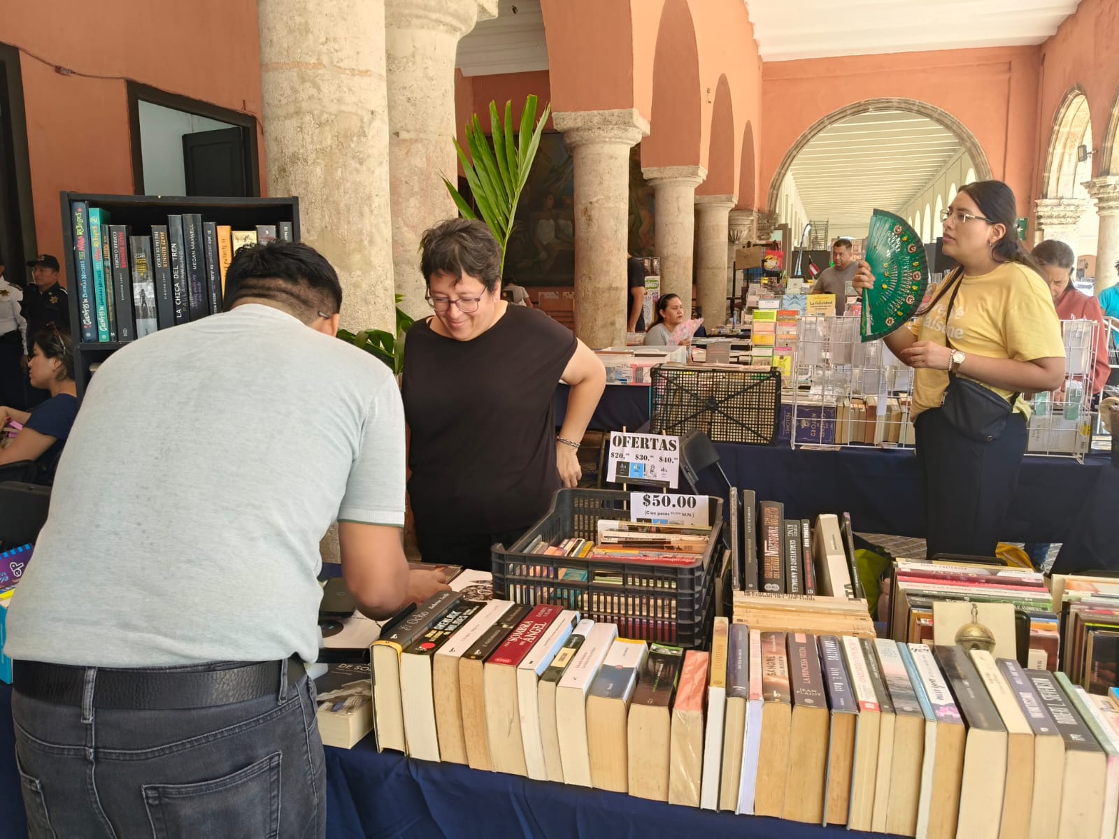 PROMUEVEN LA LECTURA EN LOS BAJOS DEL PALACIO MUNICIPAL DE MÉRIDA