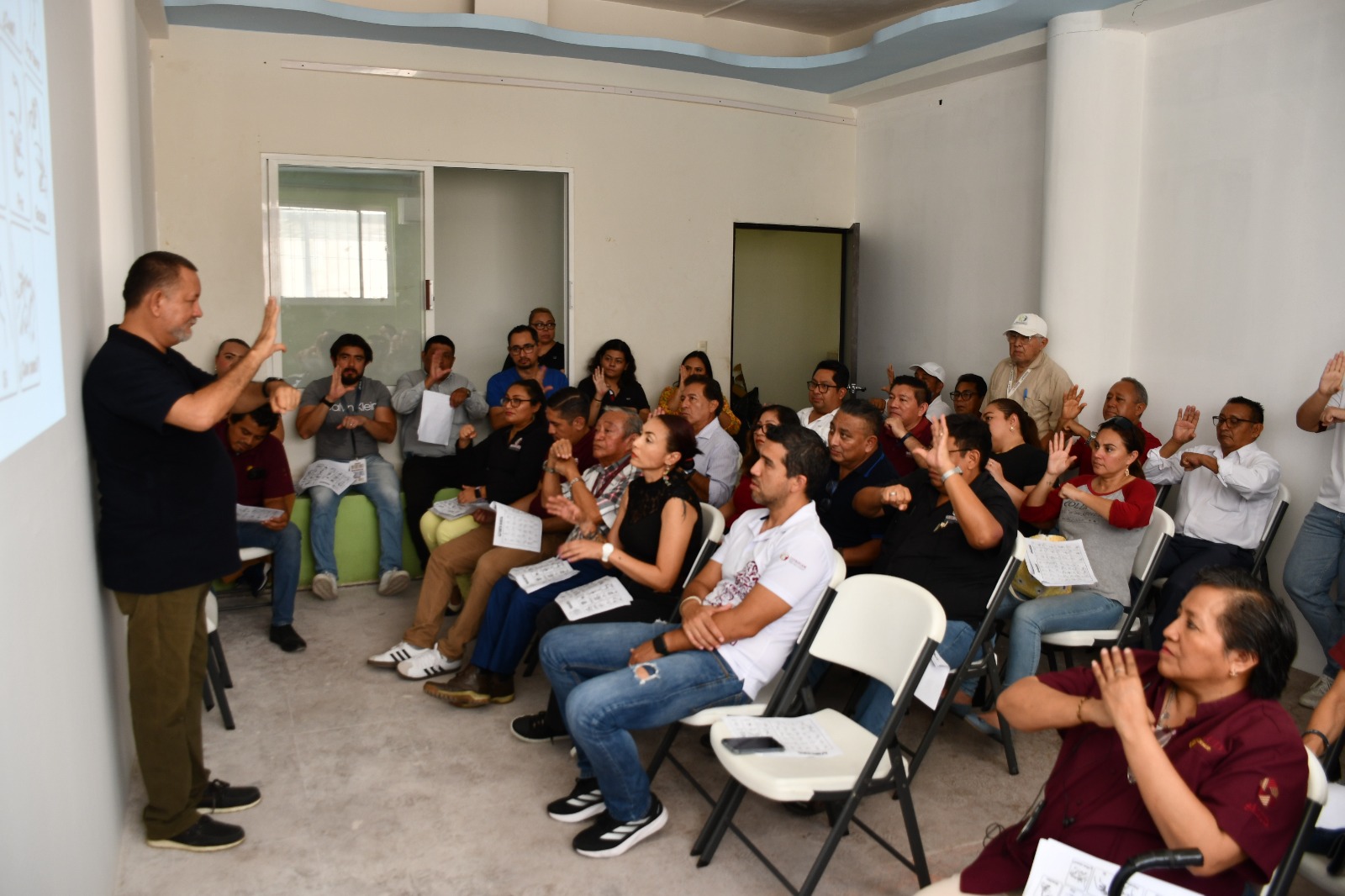 IMPARTEN TALLER DE INTRODUCCIÓN A LA LENGUA DE SEÑAS MEXICANA 