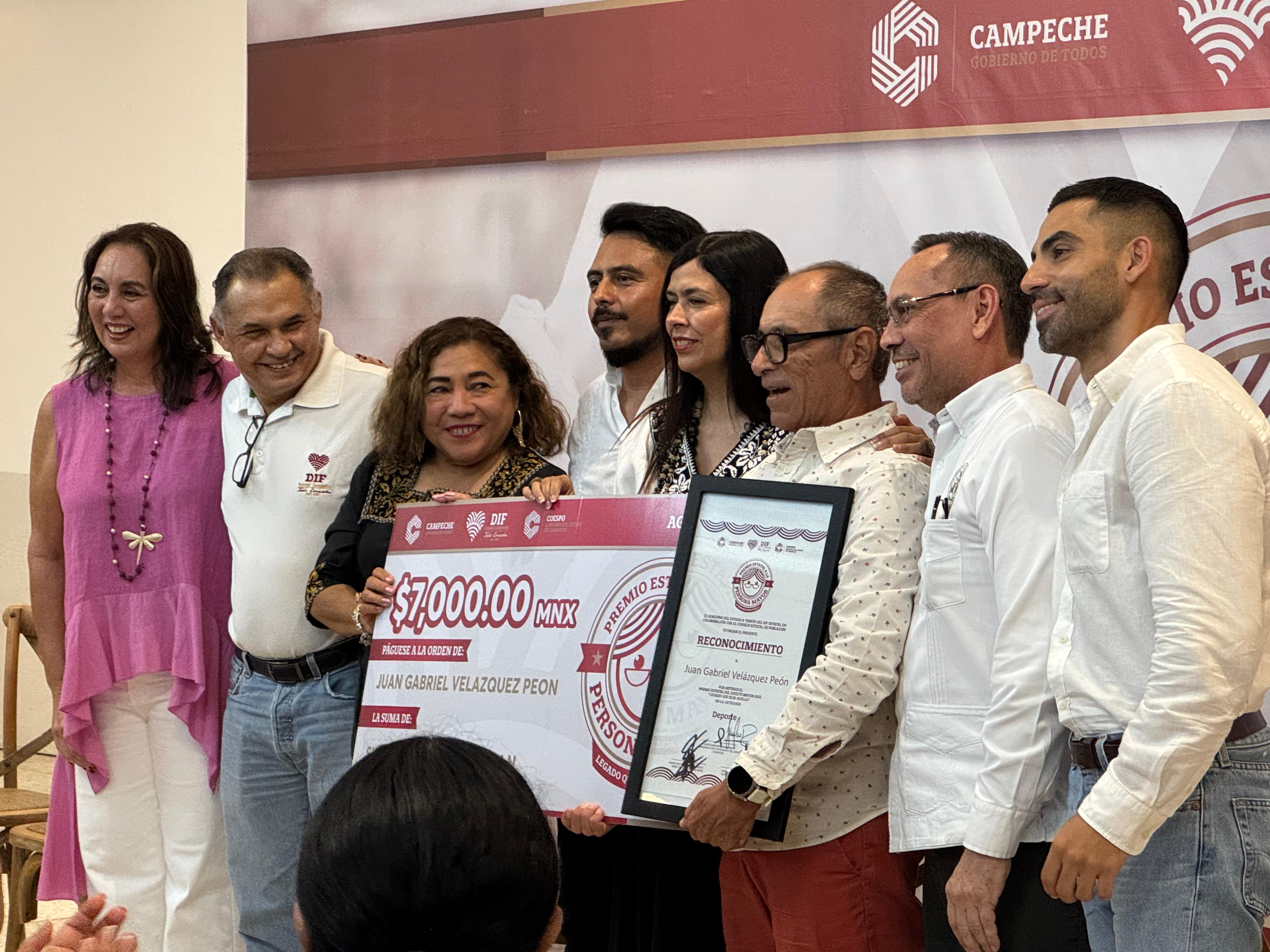 RECONOCEN A ADULTOS MAYORES