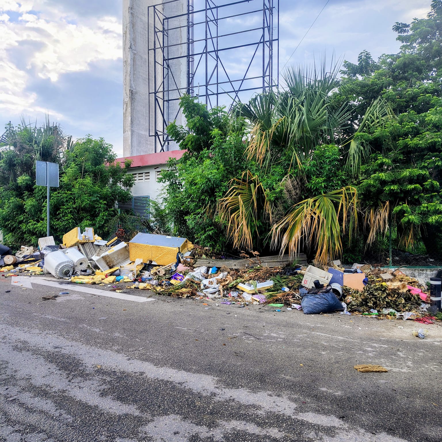 VECINOS DE LA COLONIA MAYAPAN DENUNCIAN ACUMULACION DE BASURA