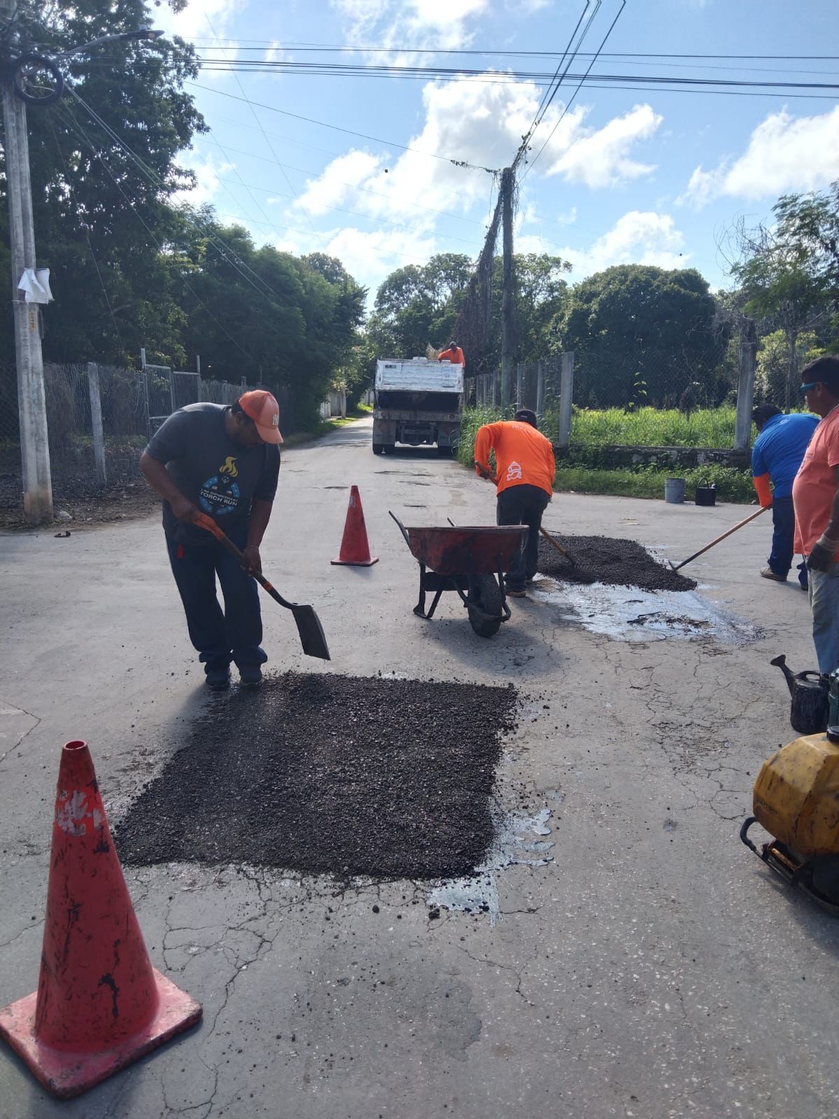 CONTINÚAN LABORES DE BACHEO DE LA ALCALDÍA