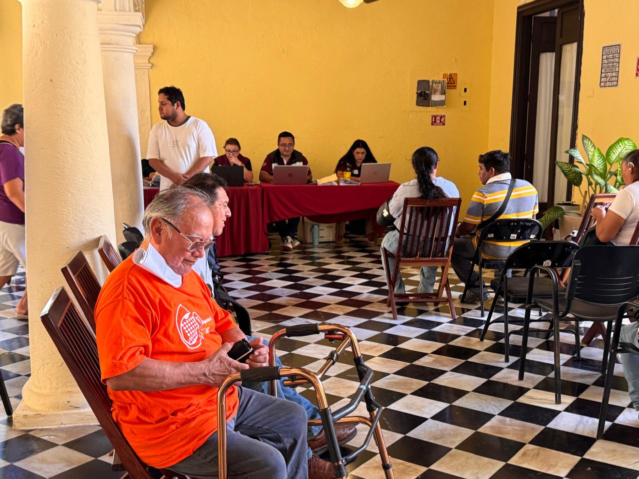 PERSONAS CON DISCAPACIDAD RECIBEN SU TARJETAS KO’OX