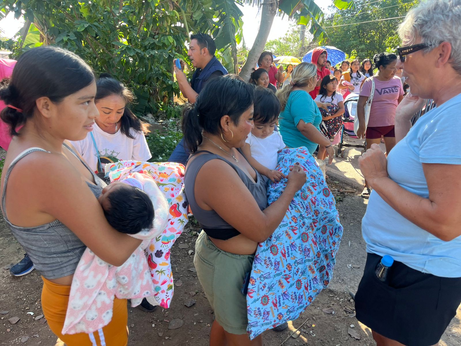 NIÑOS DE COMUNIDADES VULNERABLES YA NO PASARAN FRIO