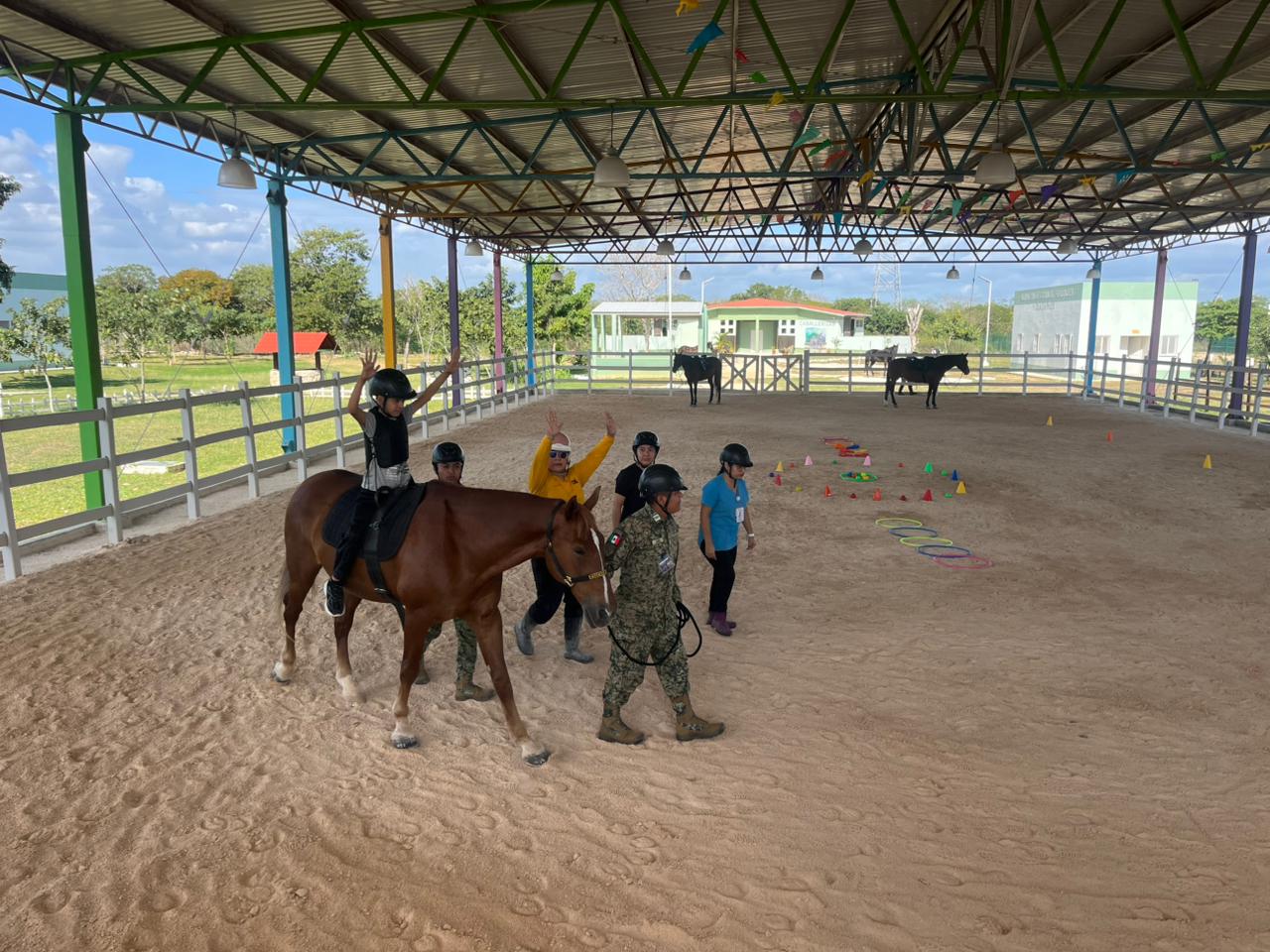 EN MÉRIDA, NIÑOS CON AUTISMO RECIBEN TERAPIA CON CABALLOS