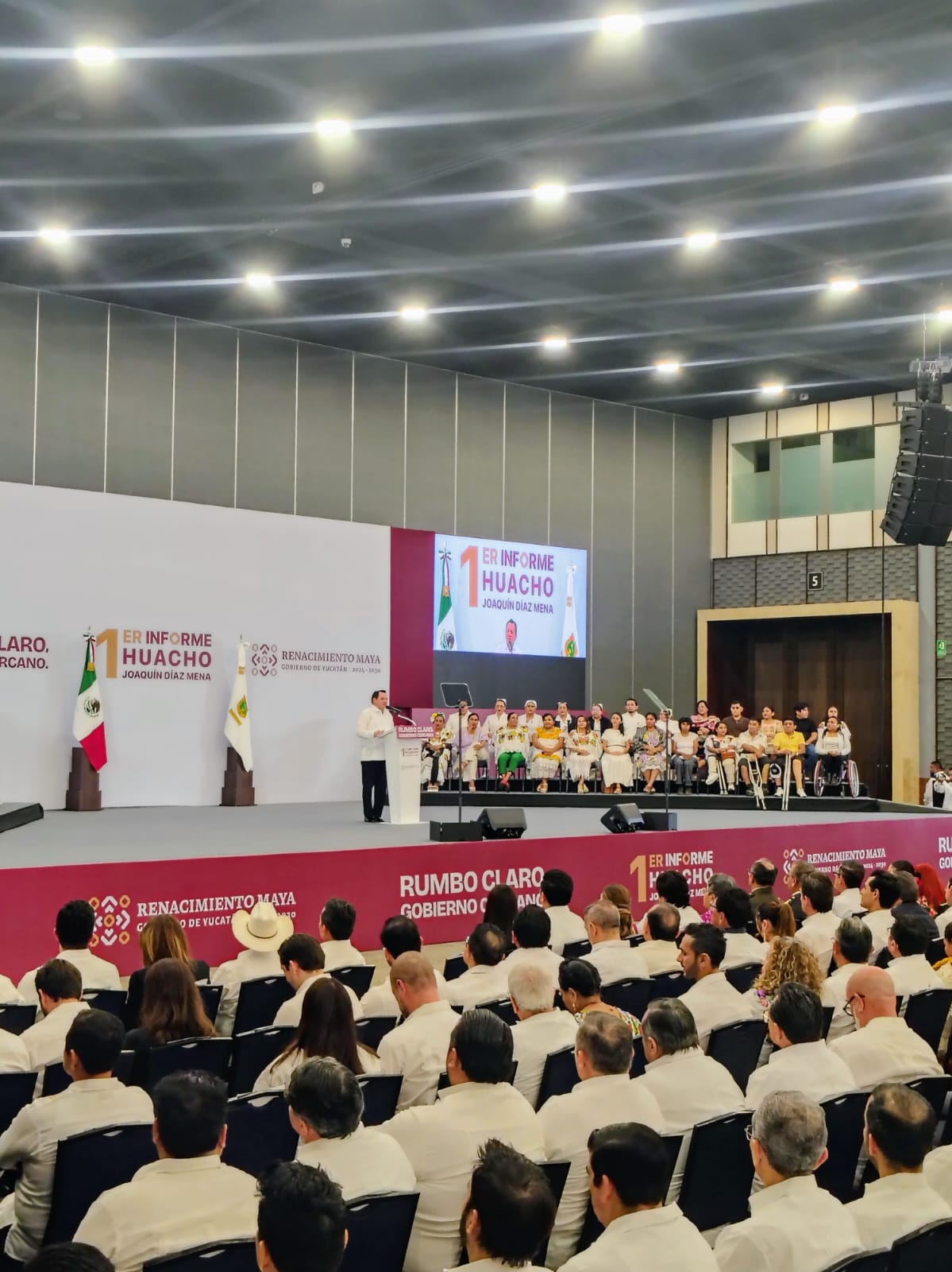 GOBERNADOR DE YUCATAN RINDE SU PRIMER INFORME