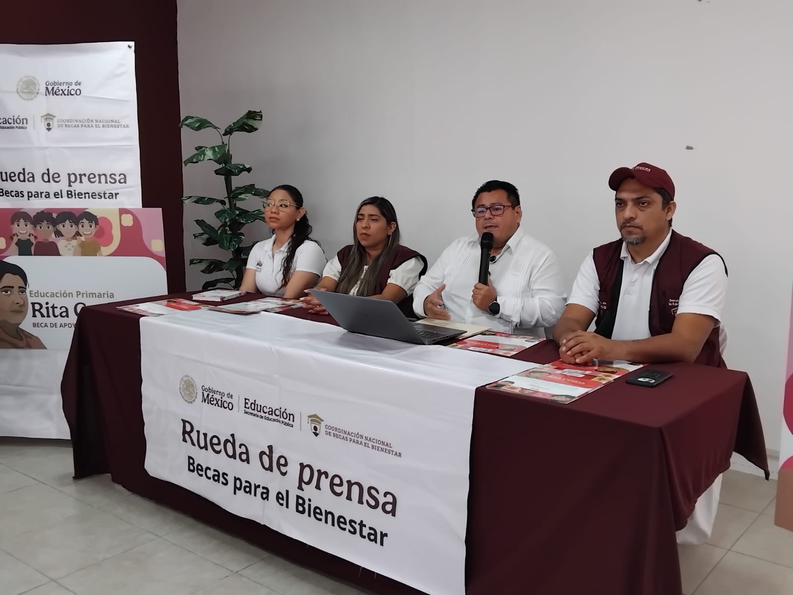 ALUMNOS DE NIVEL BASICO RECIBIRAN POR PRIMERA VEZ APOYO PARA UTILES Y UNIFORMES