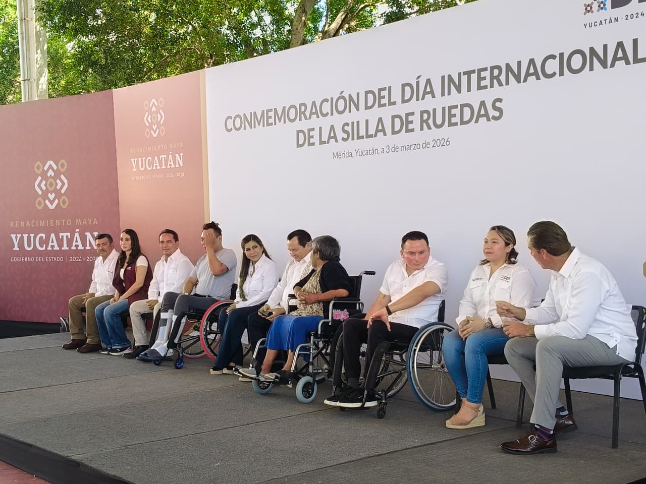 PERSONAS CON DISCAPACIDAD MOTRIZ RECIBEN UNA SILLA DE RUEDAS