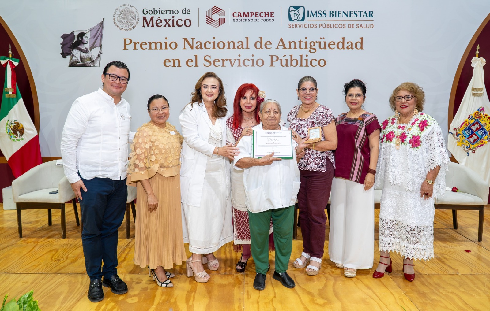 RECONOCEN A TRABAJADORES DE LA SALUD POR AÑOS DE SERVICIO