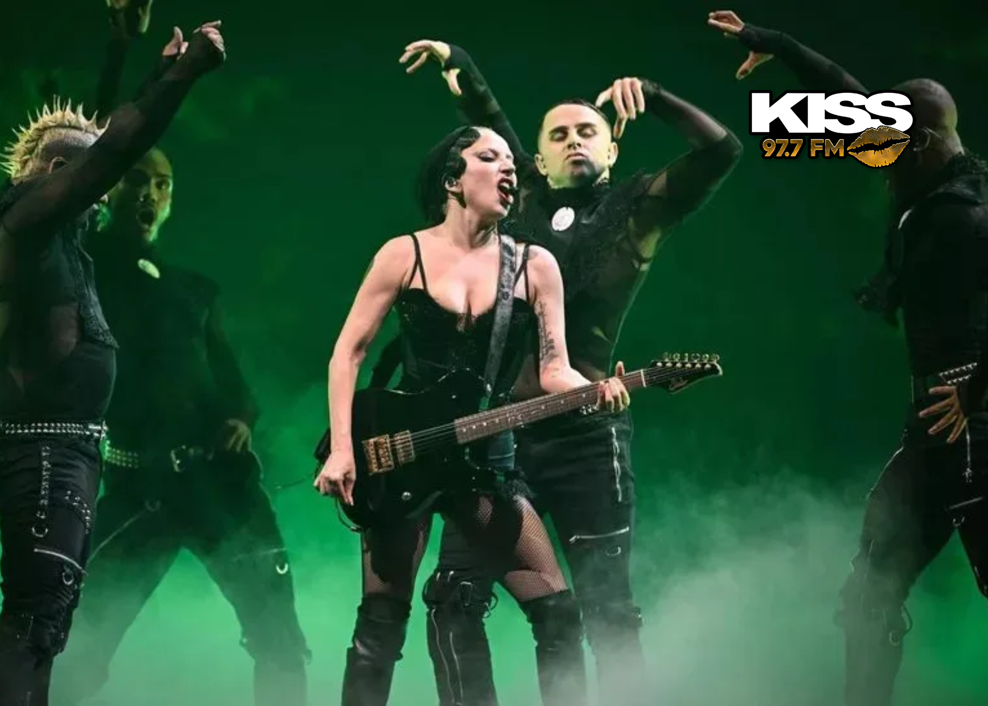 Durante su gira, Lady Gaga le arrebata un objeto a un miembro del público y los fans quedan sorprendidos.