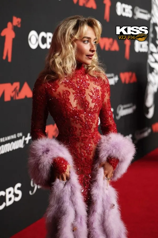 Sabrina Carpenter sorprende a los MTV VMAS 2025