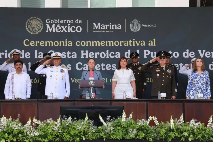 PRESIDENTA CLAUDIA SHEINBAUM ENCABEZA JURA DE BANDERA EN ANIVERSARIO DE LA DEFENSA DEL PUERTO DE VERACRUZ