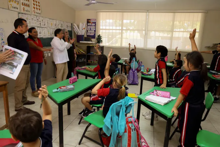 ALUMNOS REGRESAN A LAS AULAS ESCOLARES