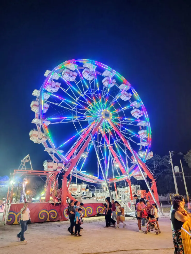 FAMILIAS DISFRUTAN DEL FESTIVAL DE LA NIÑEZ Y LA MADRE
