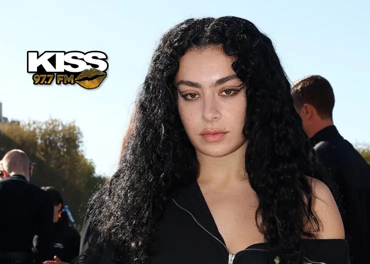 Charli XCX donará ganancias de su merch a niños palestinos