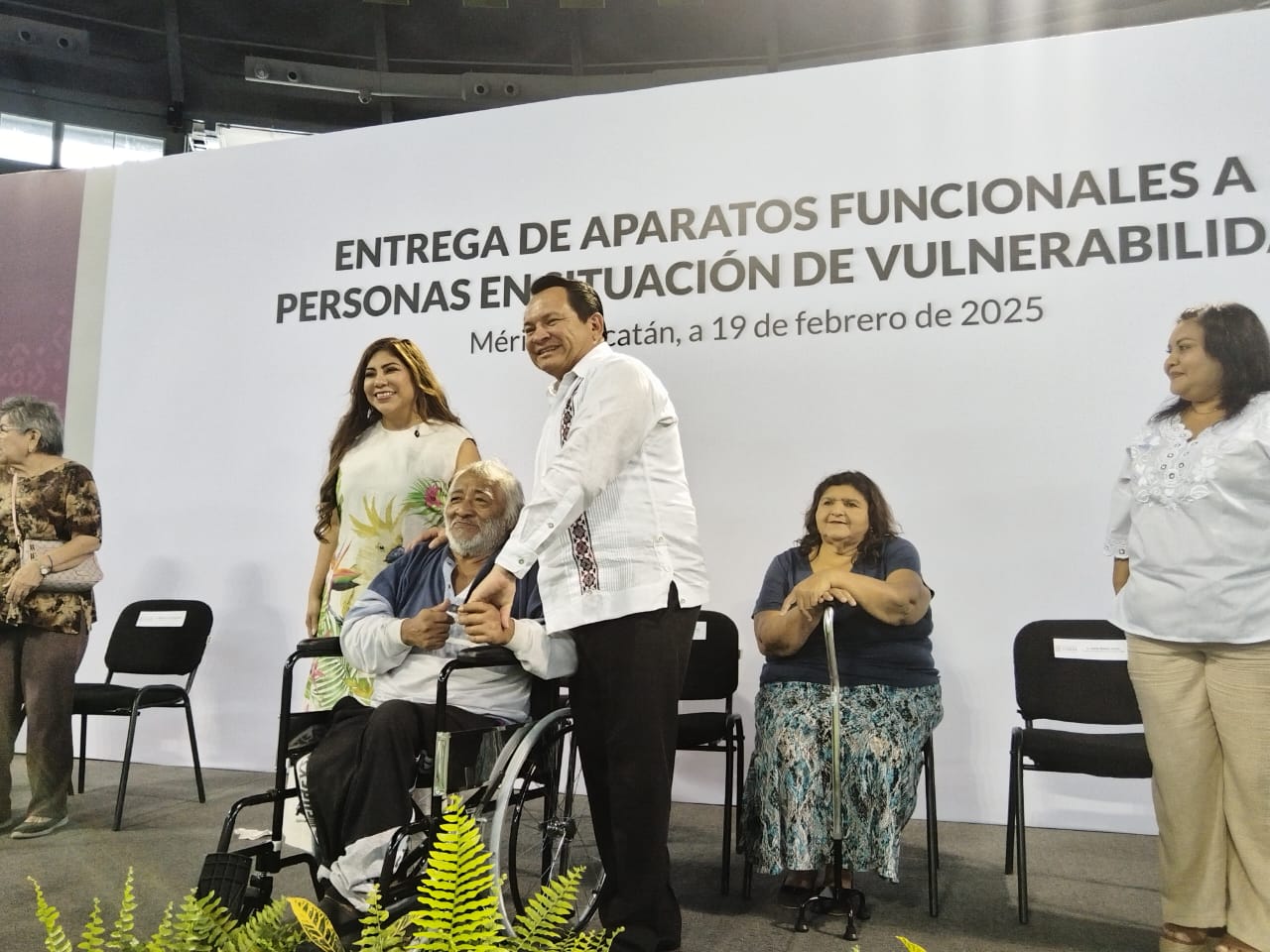 ENTREGA EL DIF YUCATÁN APARATOS FUNCIONALES PARA PERSONAS EN SITUACIÓN VULNERABLE