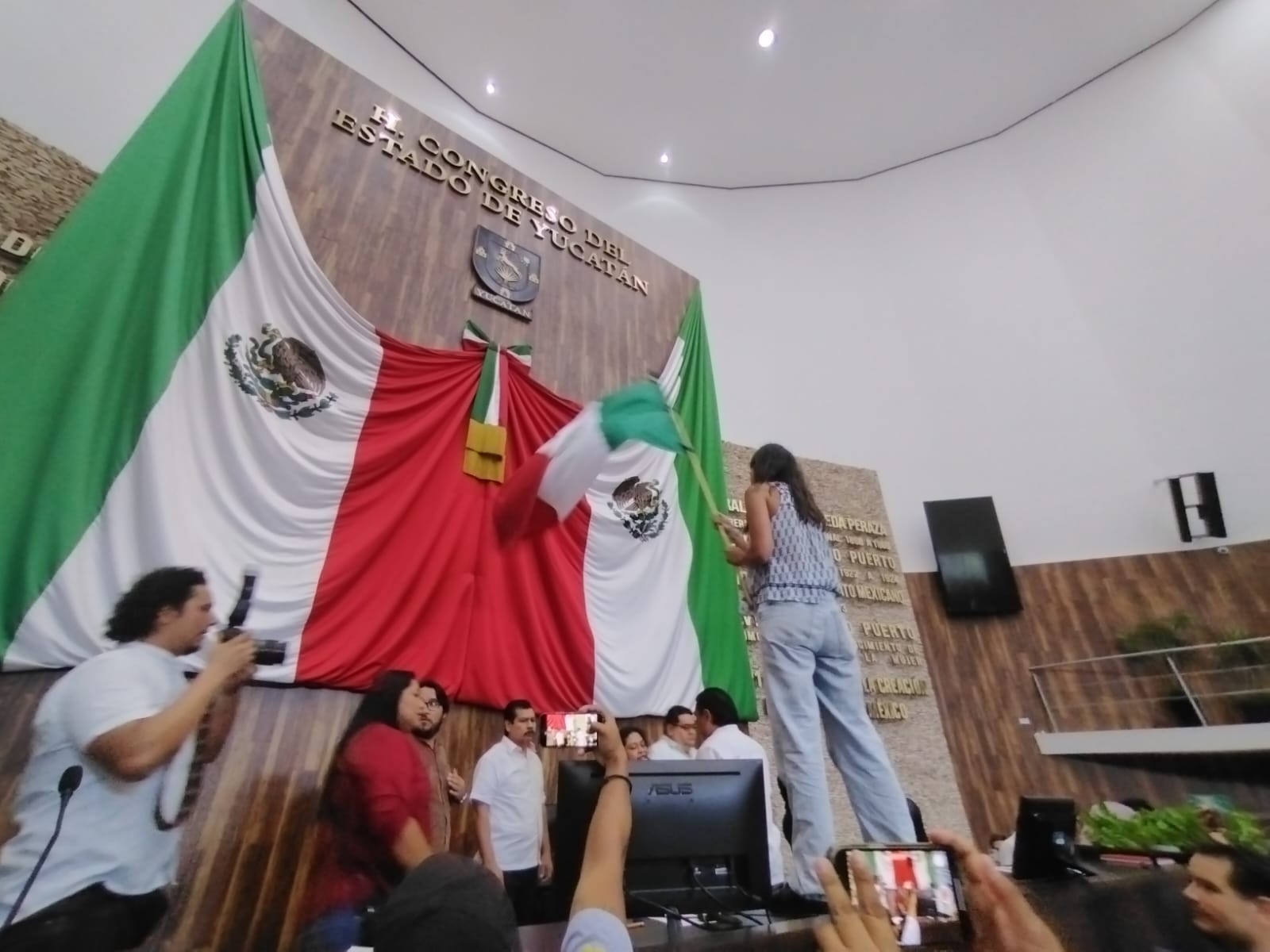 MANIFESTANTES IRRUMPEN EN EL CONGRESO DEL ESTADO