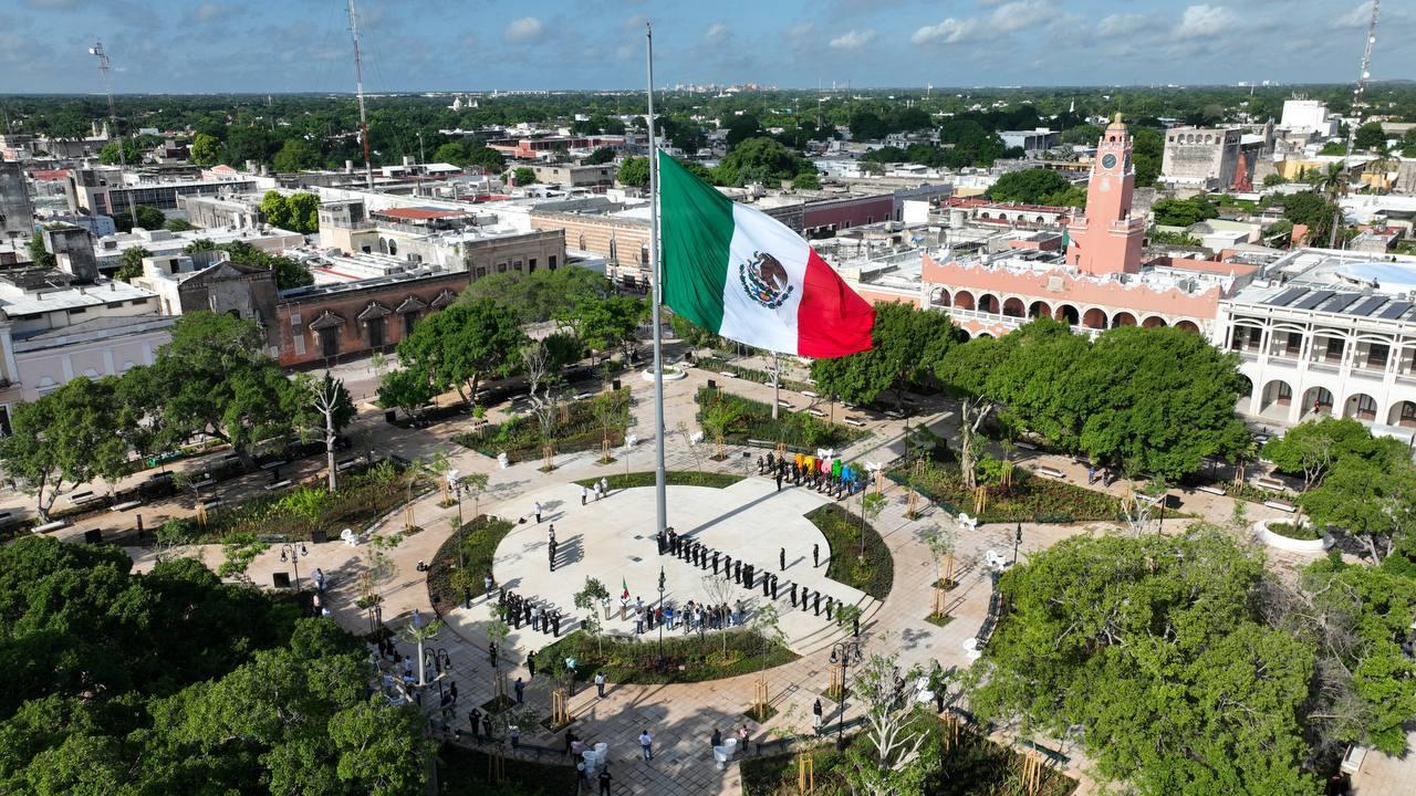 IZAN LA BANDERA MEXICANA EN EL CORAZÓN DE LA CIUDAD