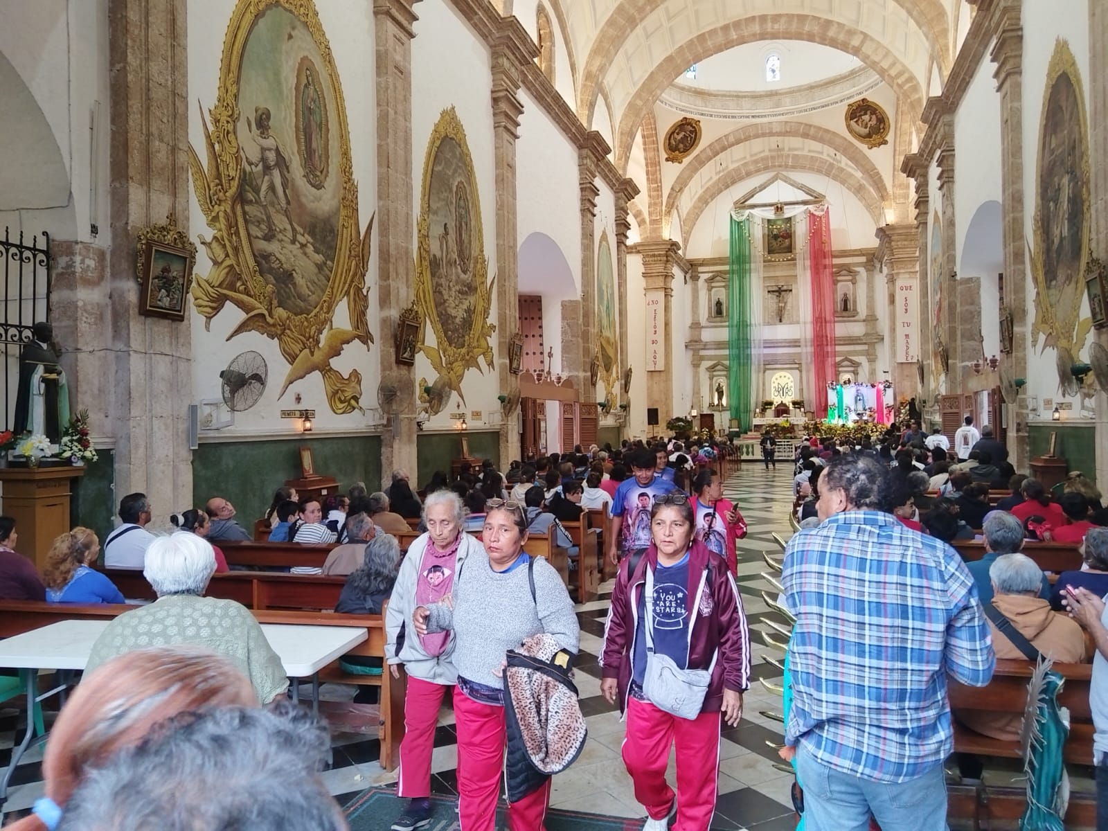 MILES DE FELIGRESES CELEBRAN Y AGRADECEN LAS BENDICIONES A LA VIRGEN MARIA