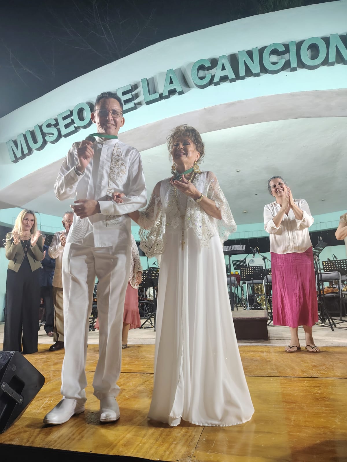 ENTREGAN LA MEDALLA "MUSEO DE LA CANCIÓN YUCATECA"