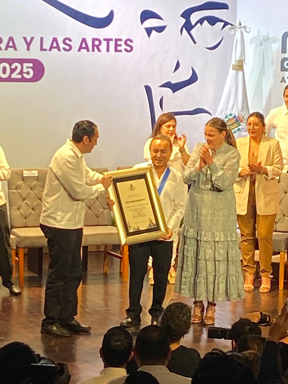 ENTREGAN LA MEDALLA SILVIO ZAVALA