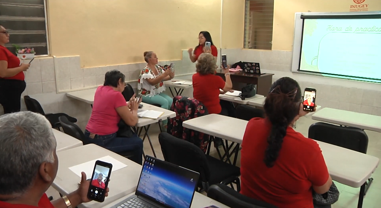 ADULTOS MAYORES TIENEN EL RETO DE APRENDER A UTILIZAR LA TECNOLOGIA
