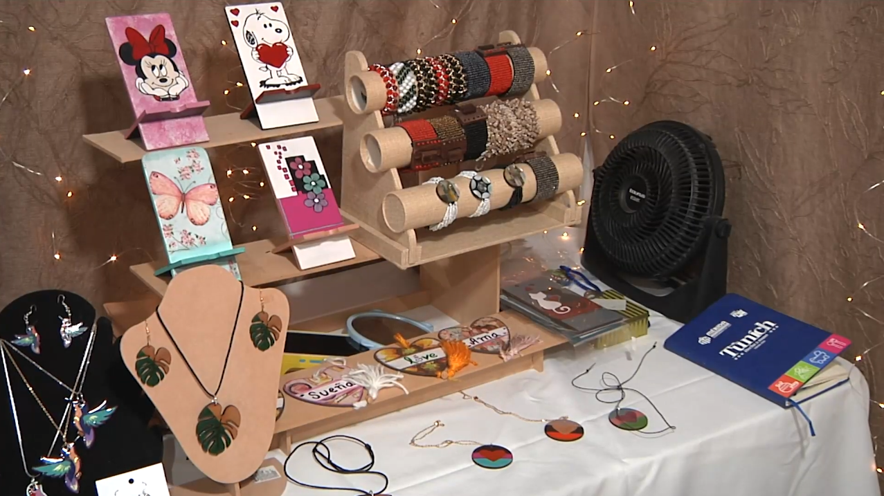 ARTESANA CREA ARETES A BASE DE MADERA