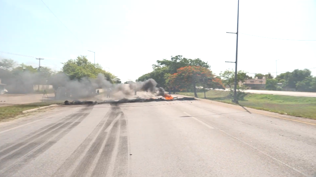 PERSONAS DESALOJADAS EN EL SUR DE MÉRIDA BLOQUEAN UN TRAMO DE PERIFERICO