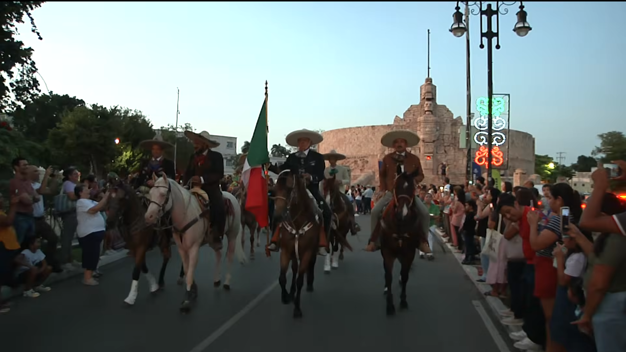 CHARROS Y ESCARAMUZAS CELEBRAN SU DIA CON UN DESFILE
