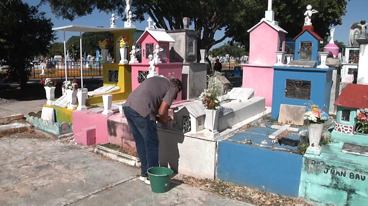 ALISTAN CEMENTARIOS PARA RECIBIR A LAS FAMILIAS POR TEMPORADA DE FIELES DIFUNTOS  